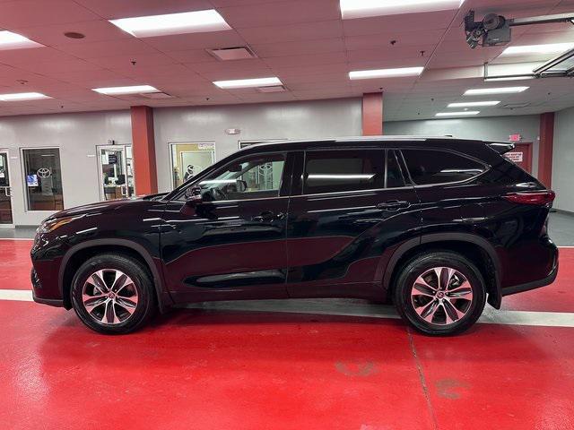 used 2022 Toyota Highlander car, priced at $35,995