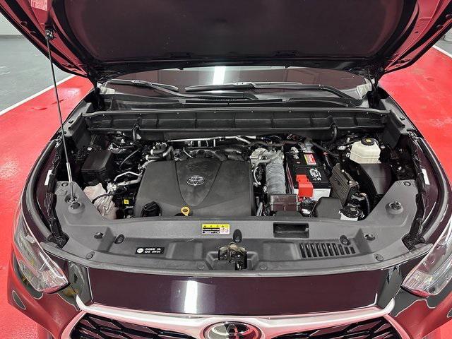 used 2022 Toyota Highlander car, priced at $35,995