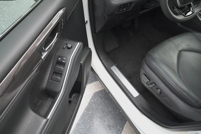 used 2023 Toyota Highlander car, priced at $39,995