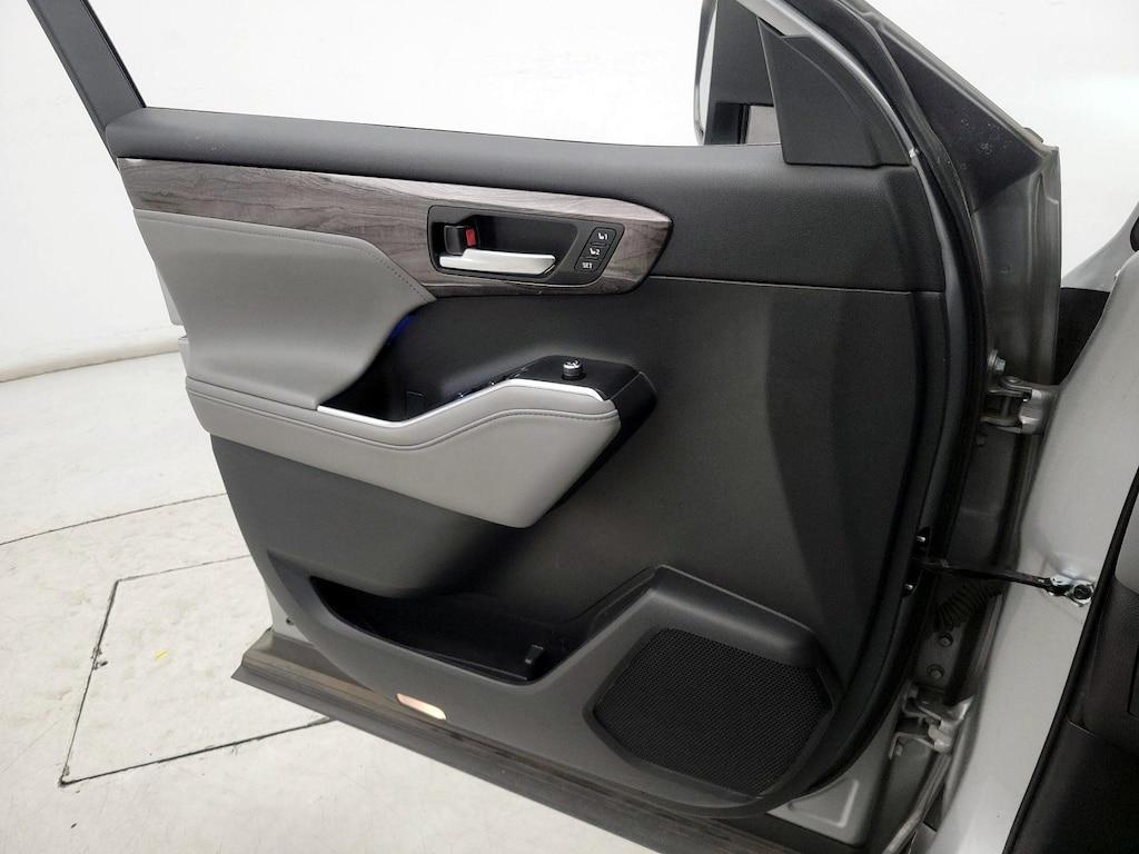 used 2022 Toyota Highlander car, priced at $39,998