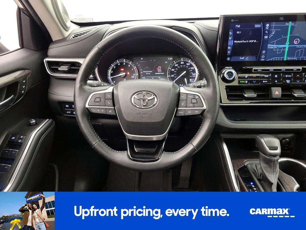 used 2022 Toyota Highlander car, priced at $43,998