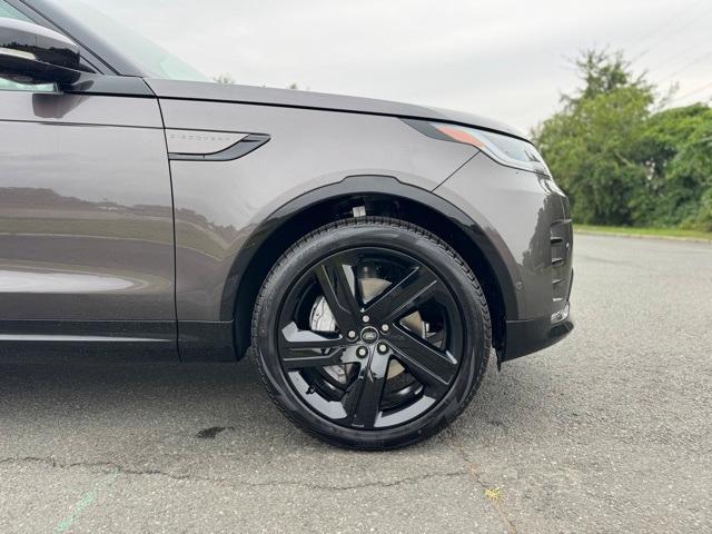 new 2025 Land Rover Discovery car, priced at $67,010