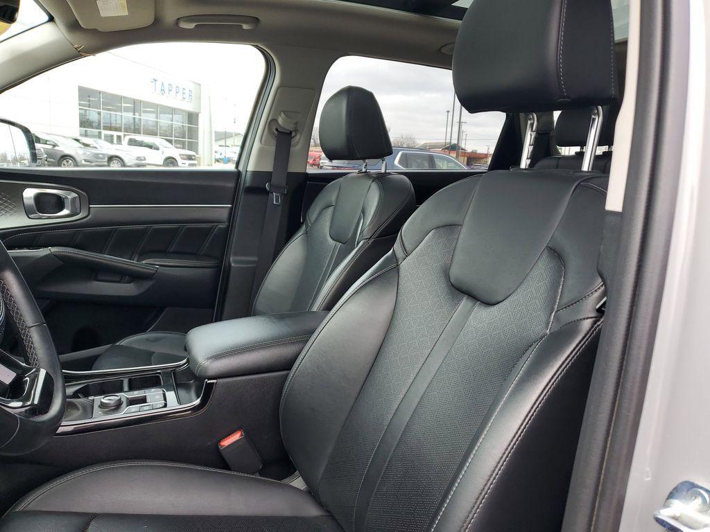 used 2023 Kia Sorento car, priced at $30,892