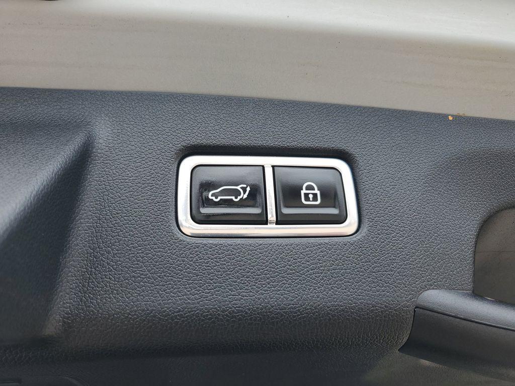 used 2023 Kia Sorento car, priced at $30,892