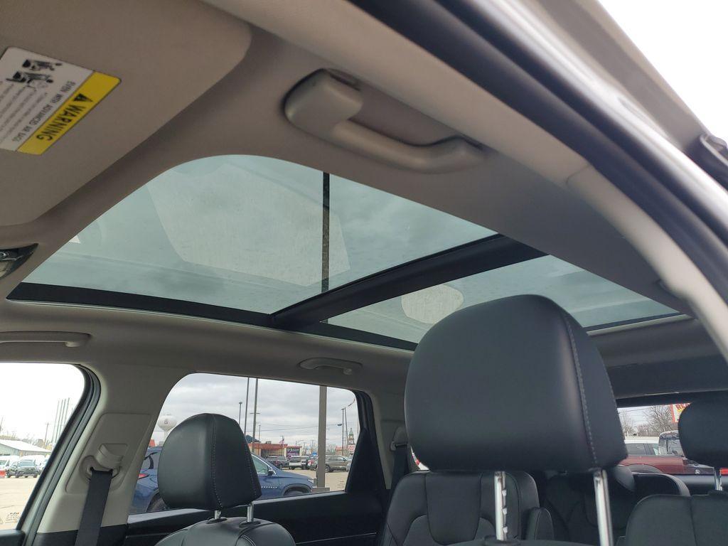 used 2023 Kia Sorento car, priced at $30,892