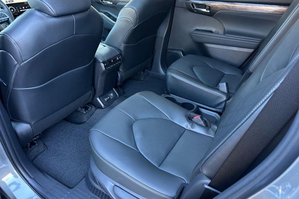 new 2026 Toyota Highlander Hybrid car, priced at $61,328