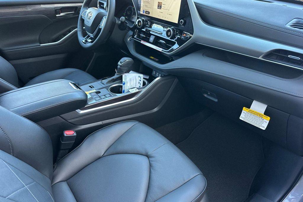 new 2026 Toyota Highlander Hybrid car, priced at $61,328