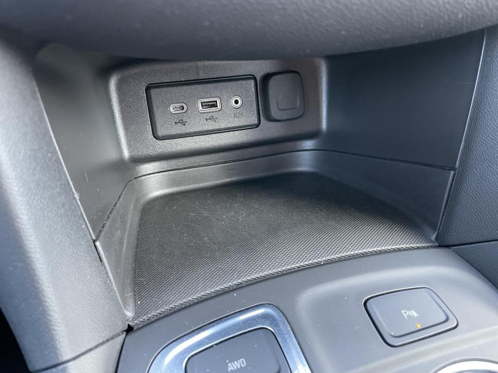 used 2024 Chevrolet Equinox car, priced at $21,999