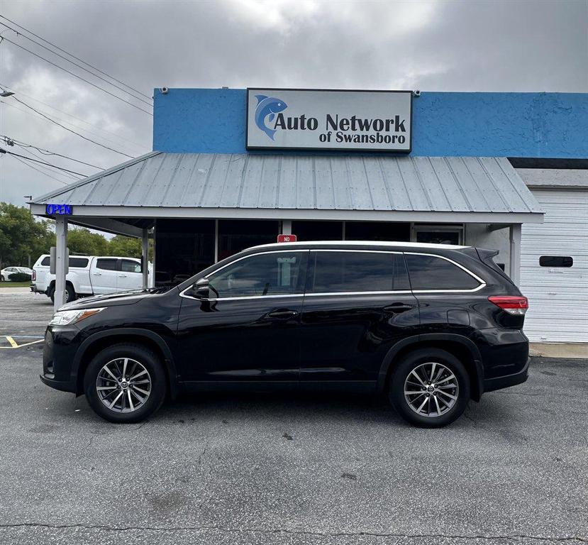 2019 Black Toyota Highlander