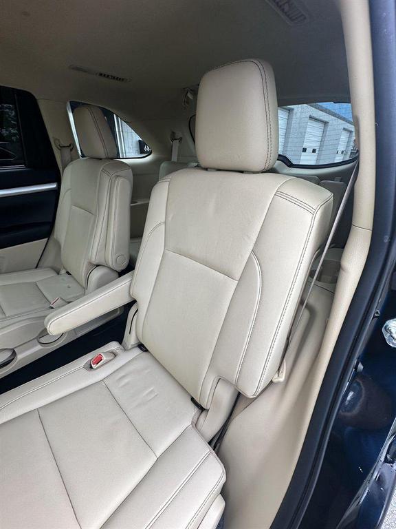 2019 Black Toyota Highlander