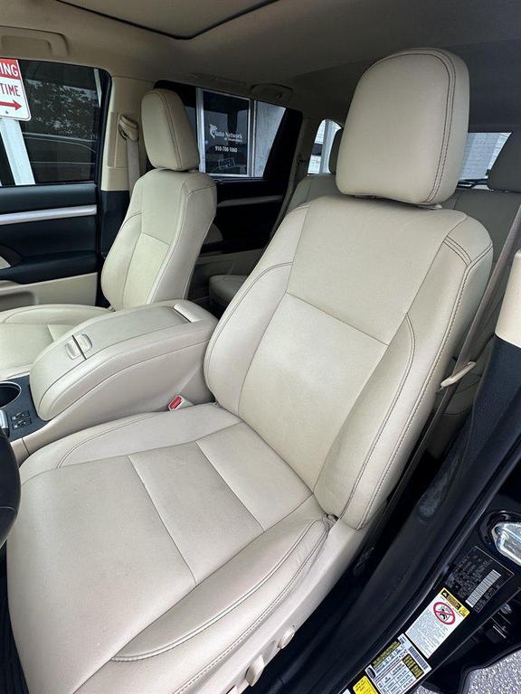 2019 Black Toyota Highlander