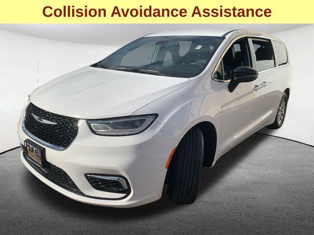 used 2025 Chrysler Pacifica car, priced at $30,977
