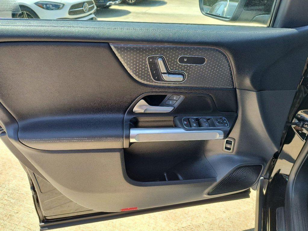 new 2024 Mercedes-Benz GLB 250 car, priced at $53,215