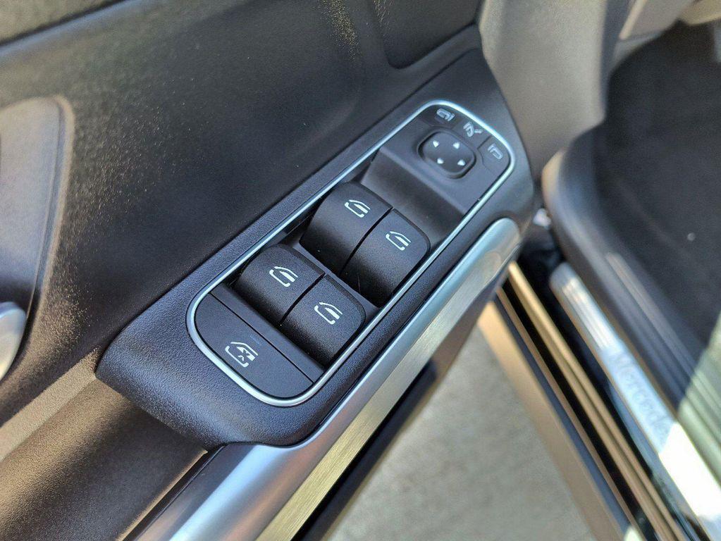 new 2024 Mercedes-Benz GLB 250 car, priced at $53,215