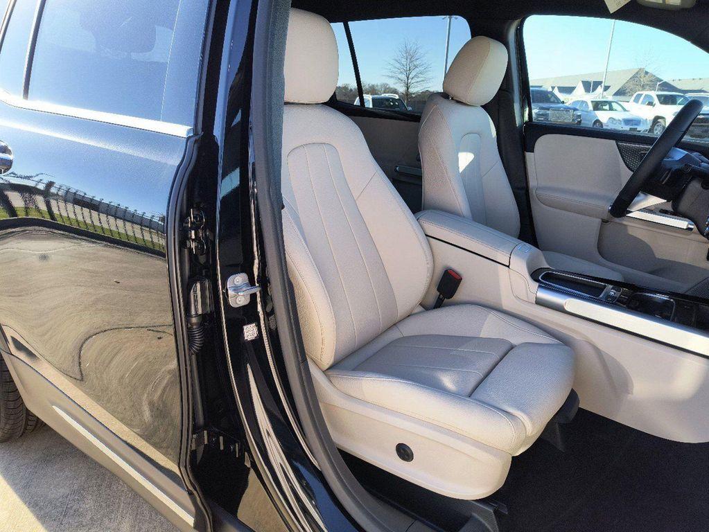 new 2025 Mercedes-Benz GLB 250 car, priced at $49,335