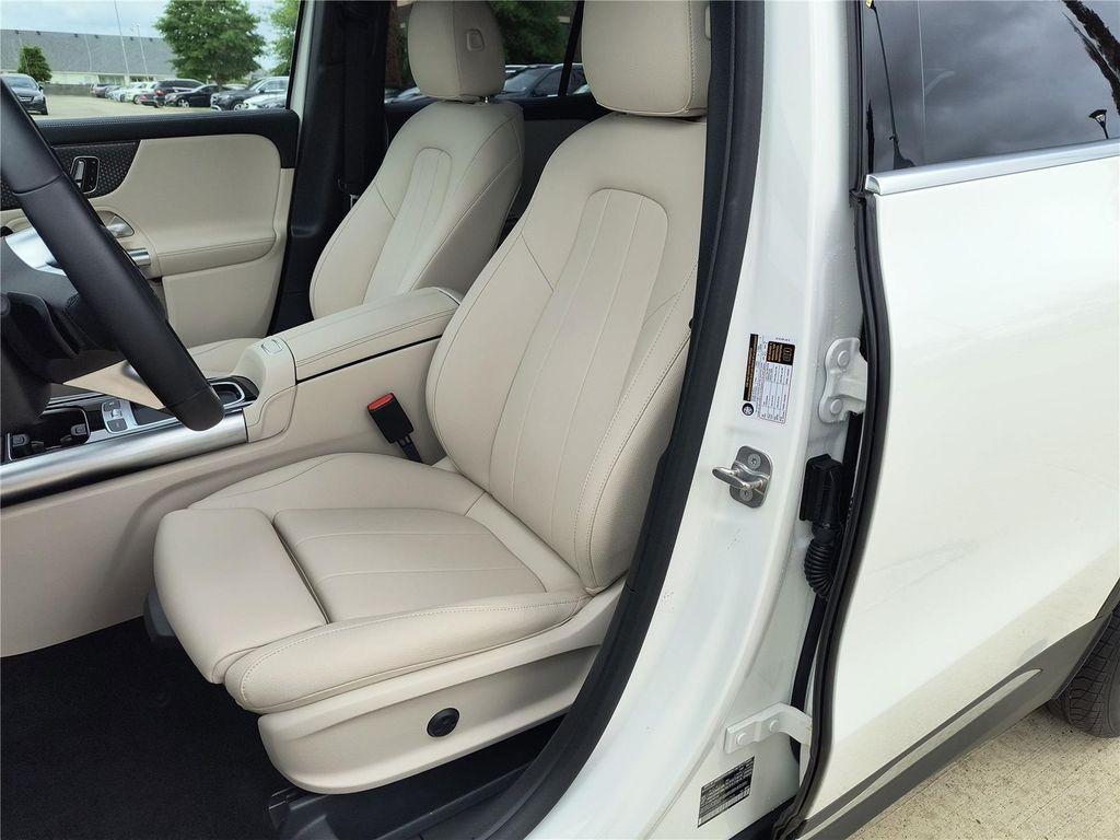 new 2025 Mercedes-Benz GLA 250 car, priced at $46,205