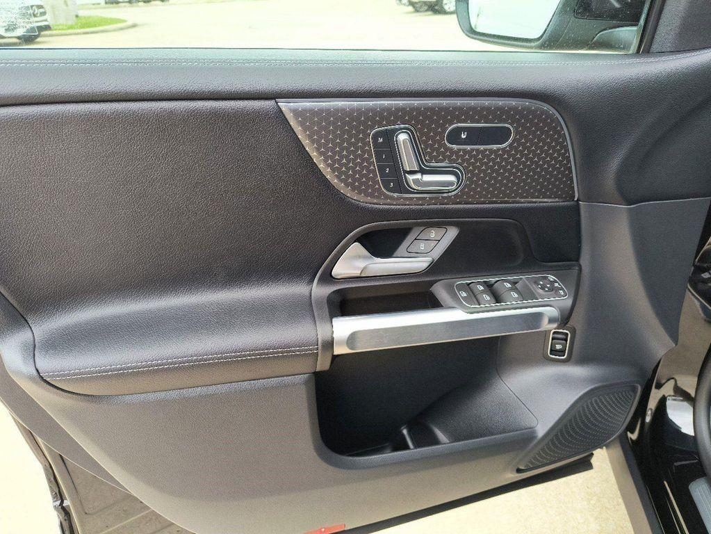new 2024 Mercedes-Benz GLB 250 car, priced at $45,800