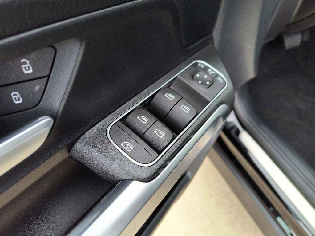 new 2024 Mercedes-Benz GLB 250 car, priced at $45,800