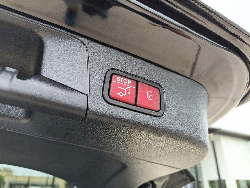 new 2024 Mercedes-Benz GLB 250 car, priced at $45,800