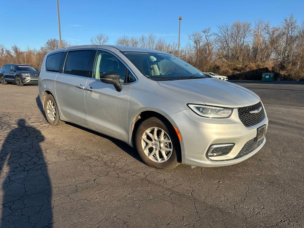 used 2024 Chrysler Pacifica car, priced at $25,324