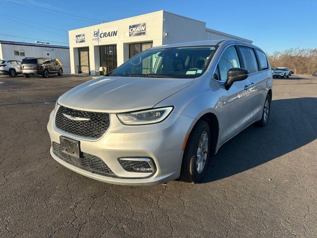 used 2024 Chrysler Pacifica car, priced at $25,324