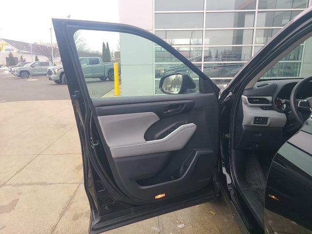 used 2024 Toyota Highlander car, priced at $34,592