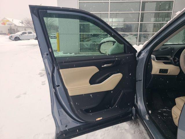 used 2024 Toyota Highlander car, priced at $31,500