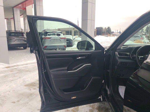 used 2023 Toyota Highlander car, priced at $34,601