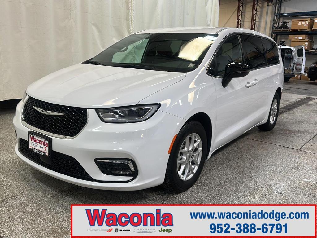 used 2025 Chrysler Pacifica car, priced at $30,229