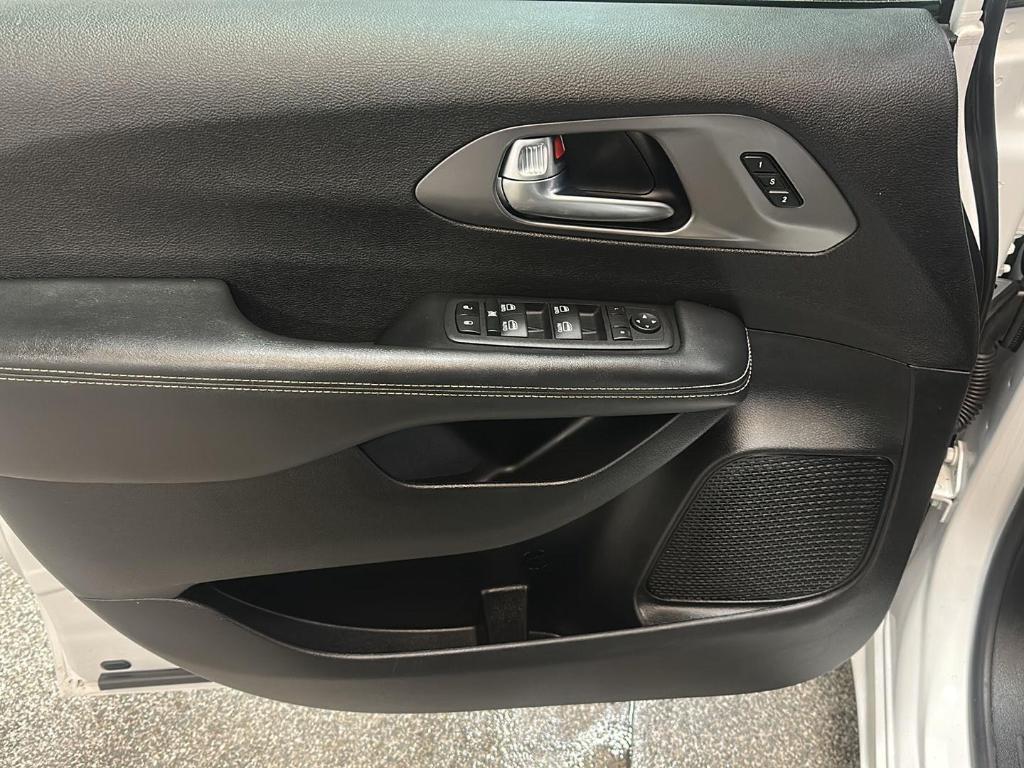 used 2025 Chrysler Pacifica car, priced at $30,229