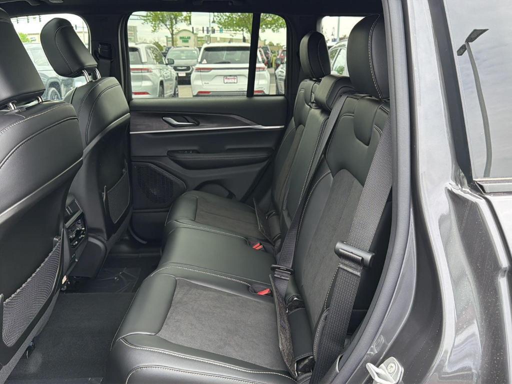 new 2026 Jeep Grand Cherokee car, priced at $43,877