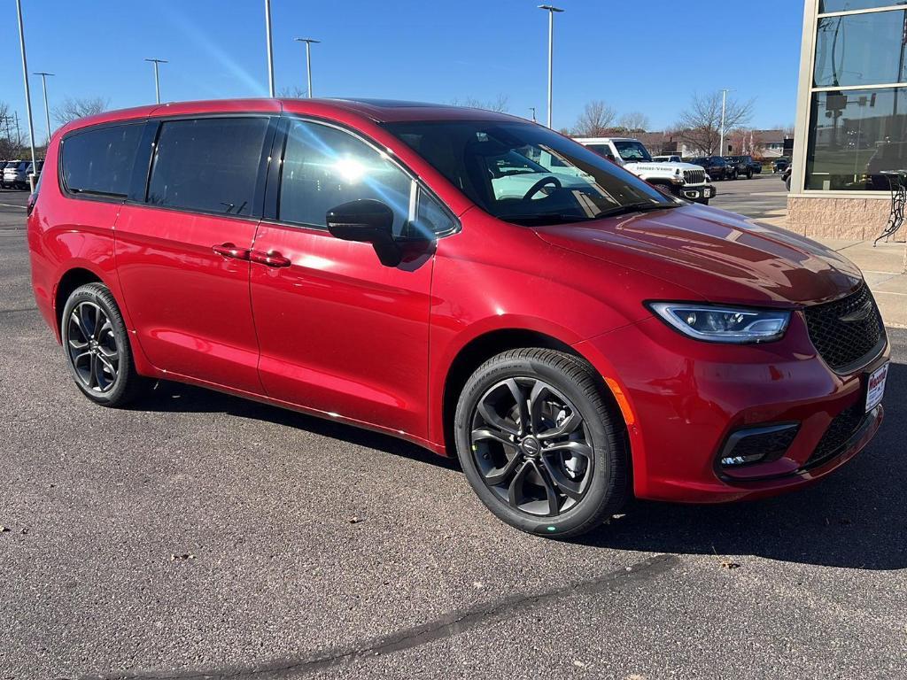 new 2026 Chrysler Pacifica car, priced at $46,919