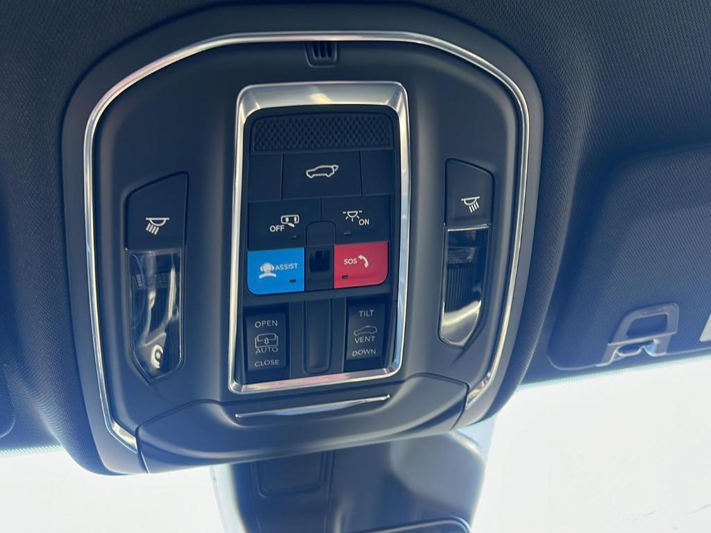 new 2025 Jeep Grand Cherokee car, priced at $39,961