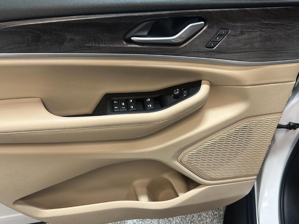 used 2023 Jeep Grand Cherokee car, priced at $32,999