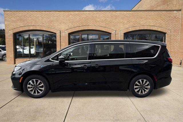 used 2023 Chrysler Pacifica Hybrid car, priced at $26,000