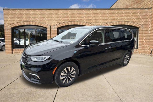 used 2023 Chrysler Pacifica Hybrid car, priced at $26,000