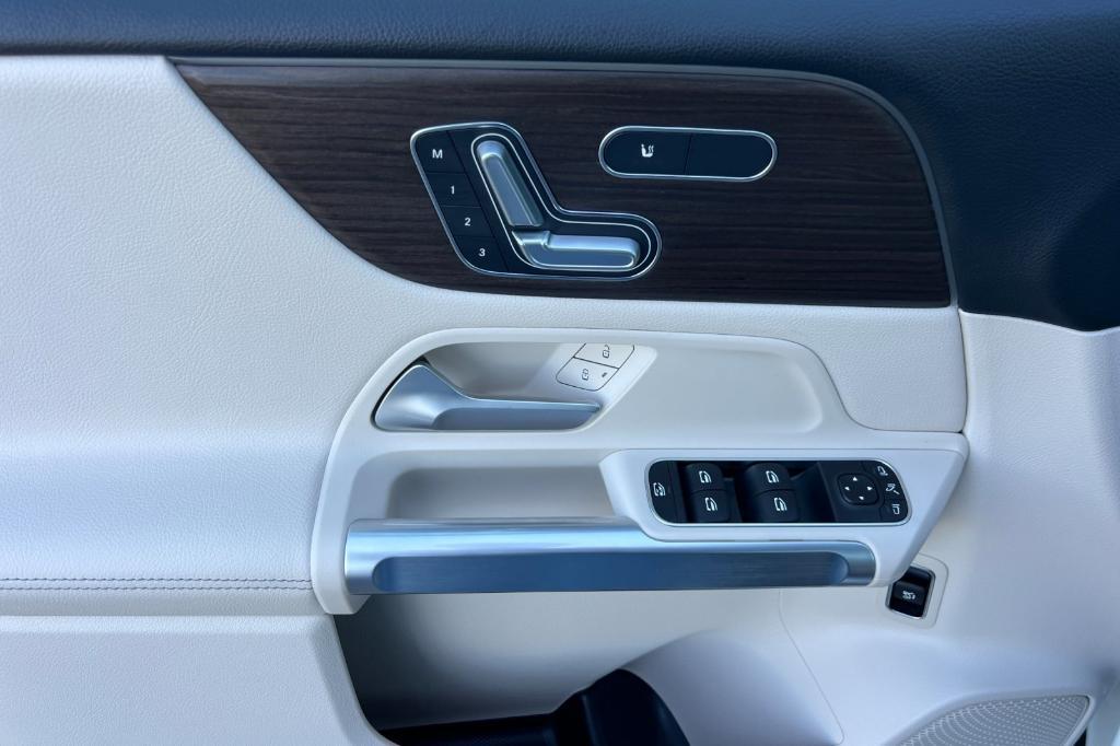 new 2025 Mercedes-Benz GLB 250 car, priced at $52,030