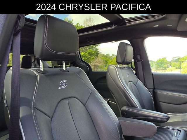 used 2024 Chrysler Pacifica car, priced at $33,976