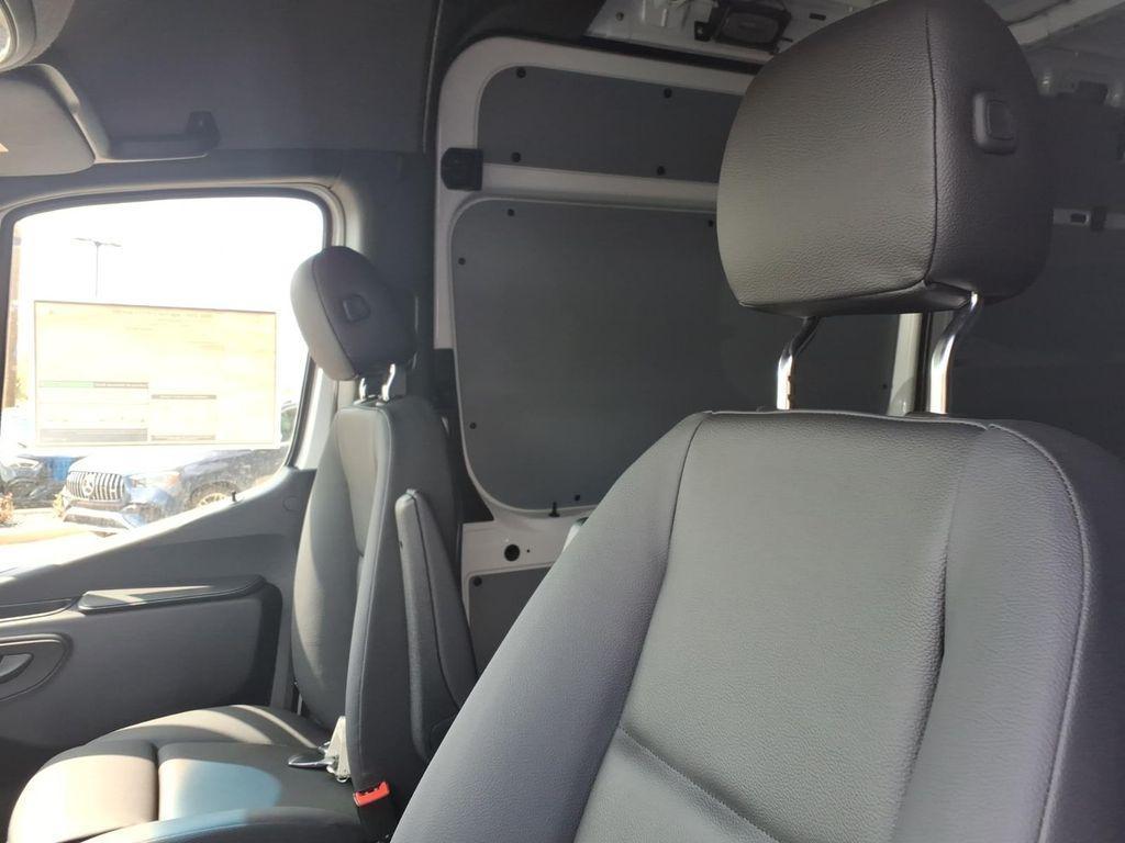 Mercedes-Benz Sprinter view 13