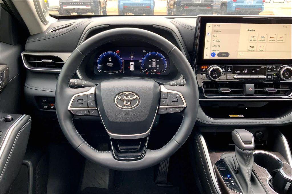 used 2023 Toyota Highlander car, priced at $40,060