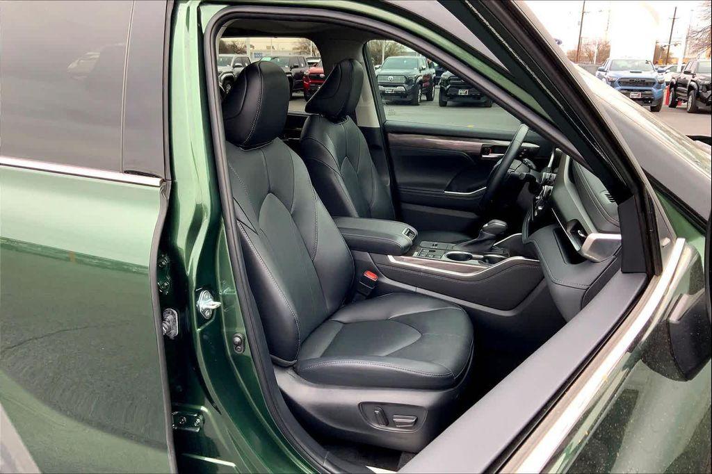 used 2023 Toyota Highlander car, priced at $40,060