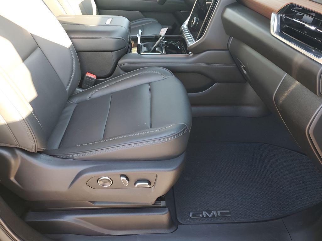 used 2025 GMC Yukon car, priced at $73,404