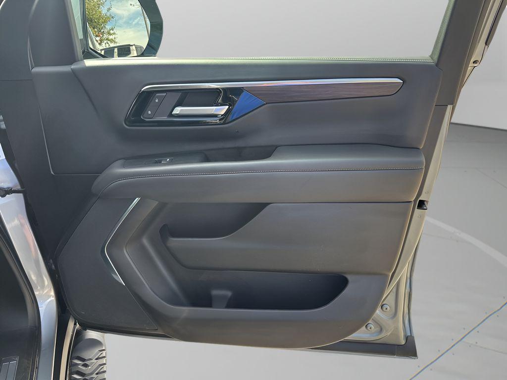 used 2025 Chevrolet Suburban car, priced at $67,284