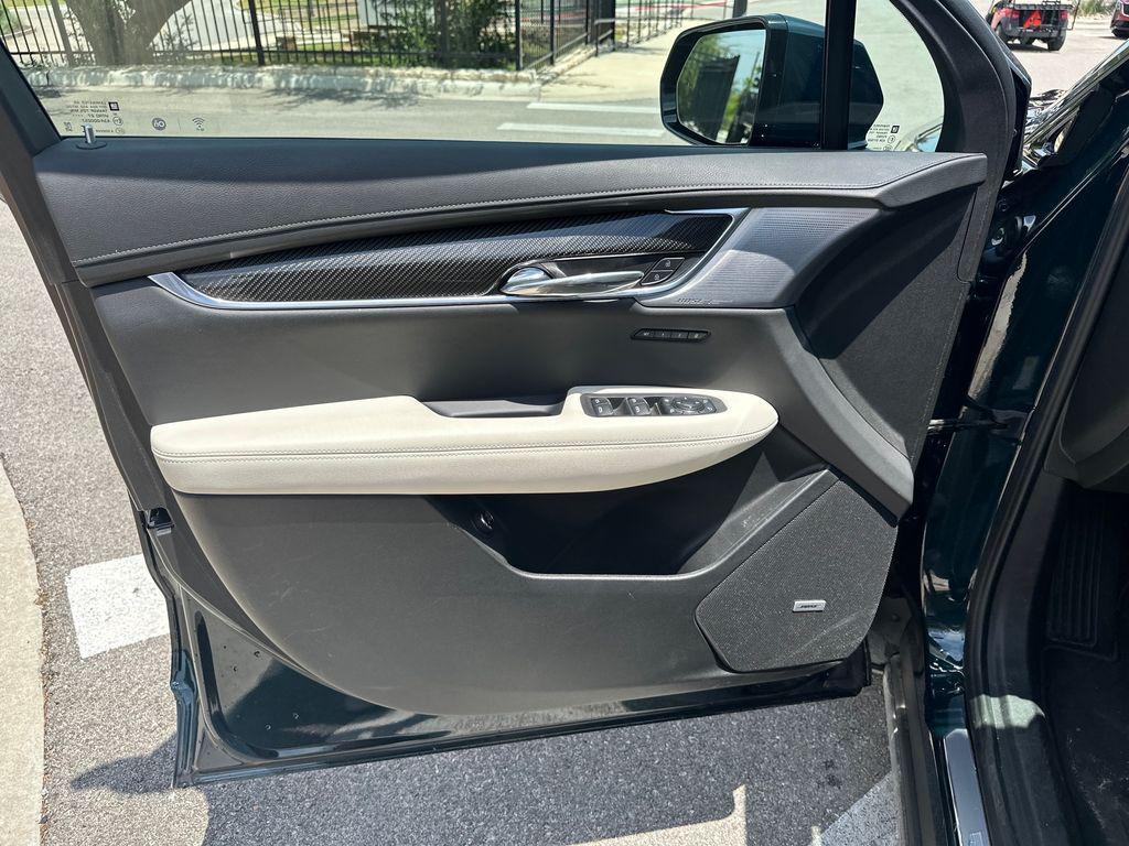 used 2025 Cadillac XT6 car, priced at $46,399