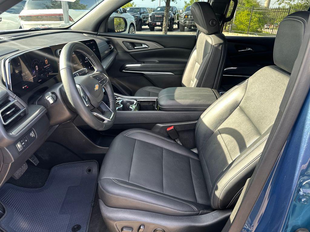 used 2024 Chevrolet Traverse car, priced at $33,399