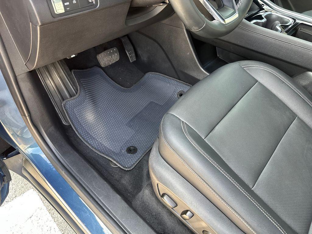 used 2024 Chevrolet Traverse car, priced at $33,399
