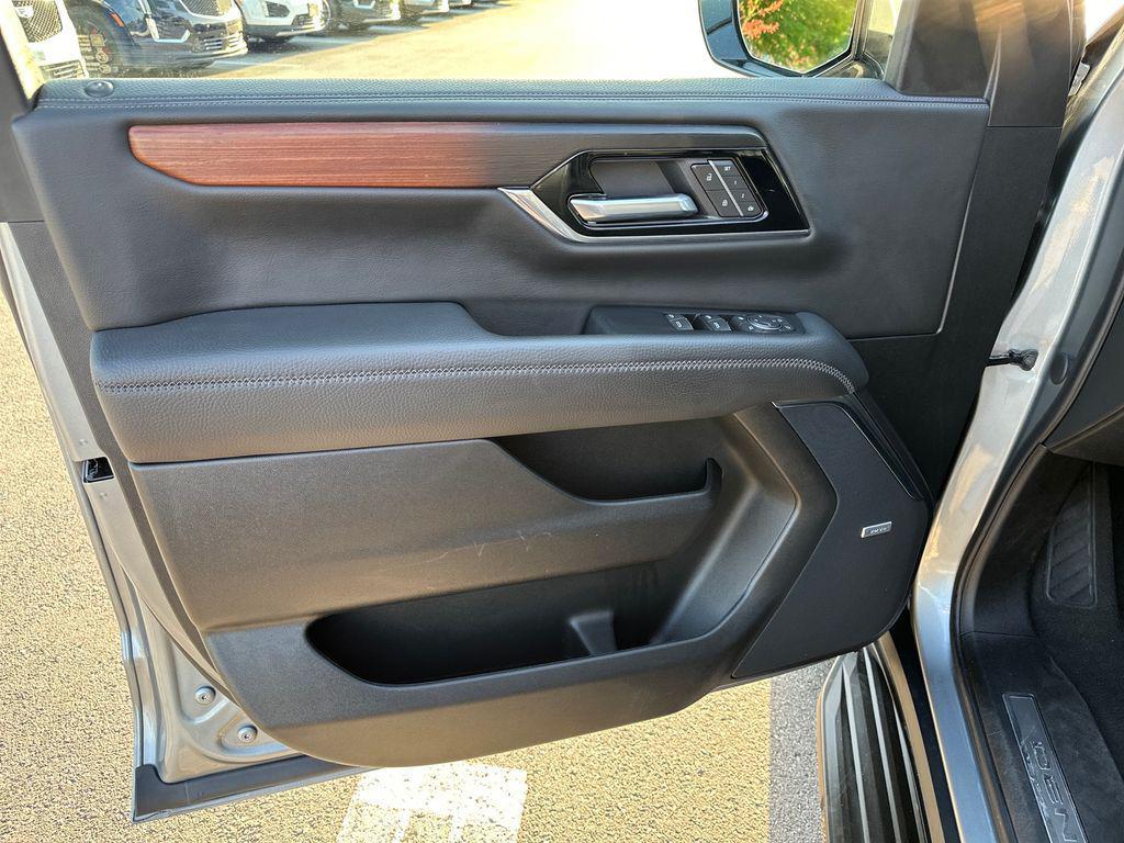 used 2025 GMC Yukon XL car, priced at $67,118