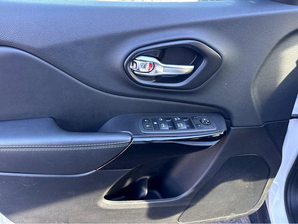 used 2023 Jeep Cherokee car, priced at $21,290