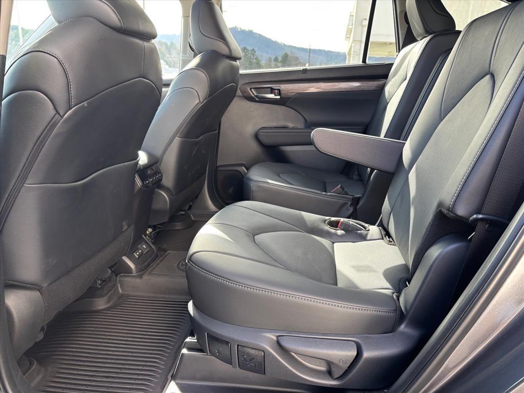 used 2025 Toyota Highlander car, priced at $44,700