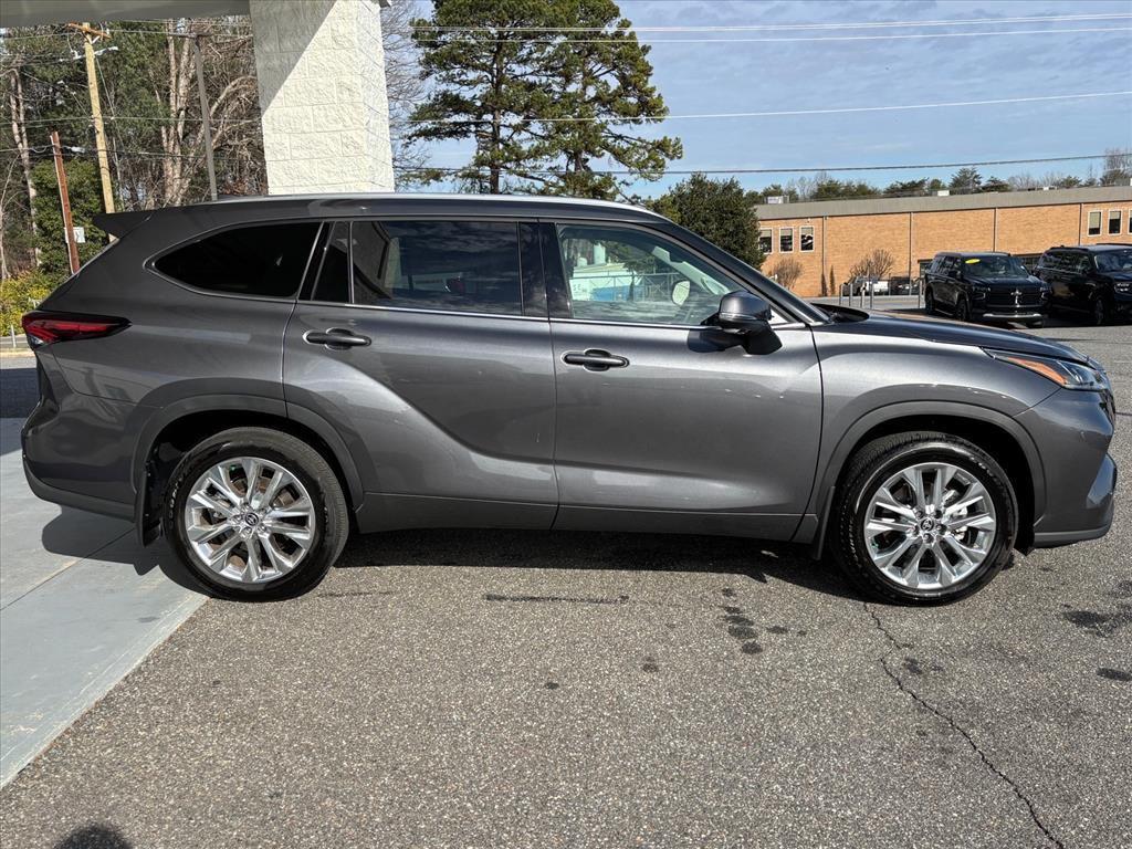 used 2025 Toyota Highlander car, priced at $44,700